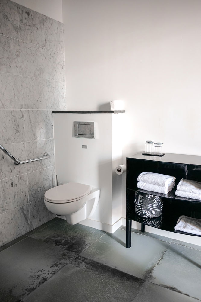 toilette_PMR_equipement_handicape_hotel_le_manoir_la_rochelle
