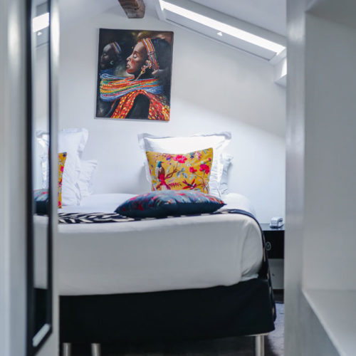 chambre-renovee-mansardee-familiale-2-a-6-personnes-petit-salon-le-manoir-la-rochelle-centre