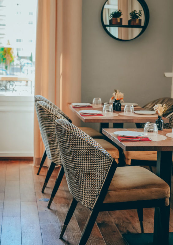 salle-petit-dejeune-moderne-chaleureuse-hotel-de-charme-le-manoir-la-rochelle